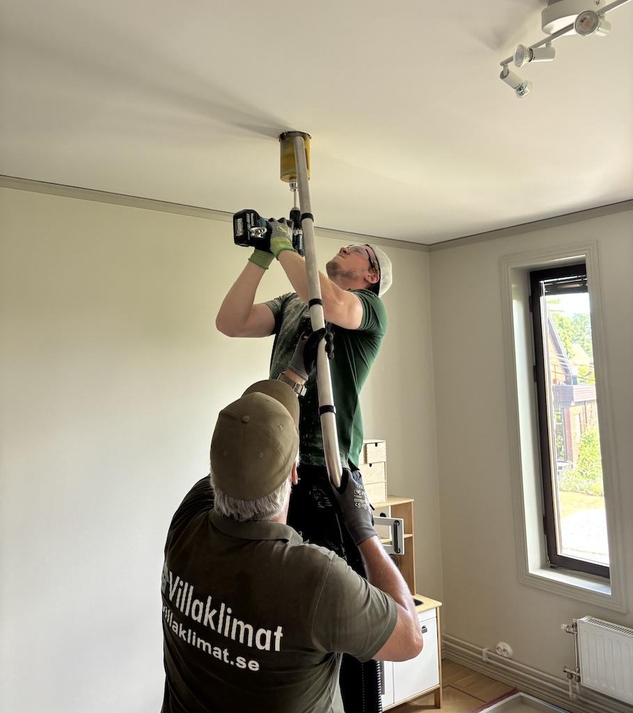 Bild på när villaklimat personal installerar en mini-ftx