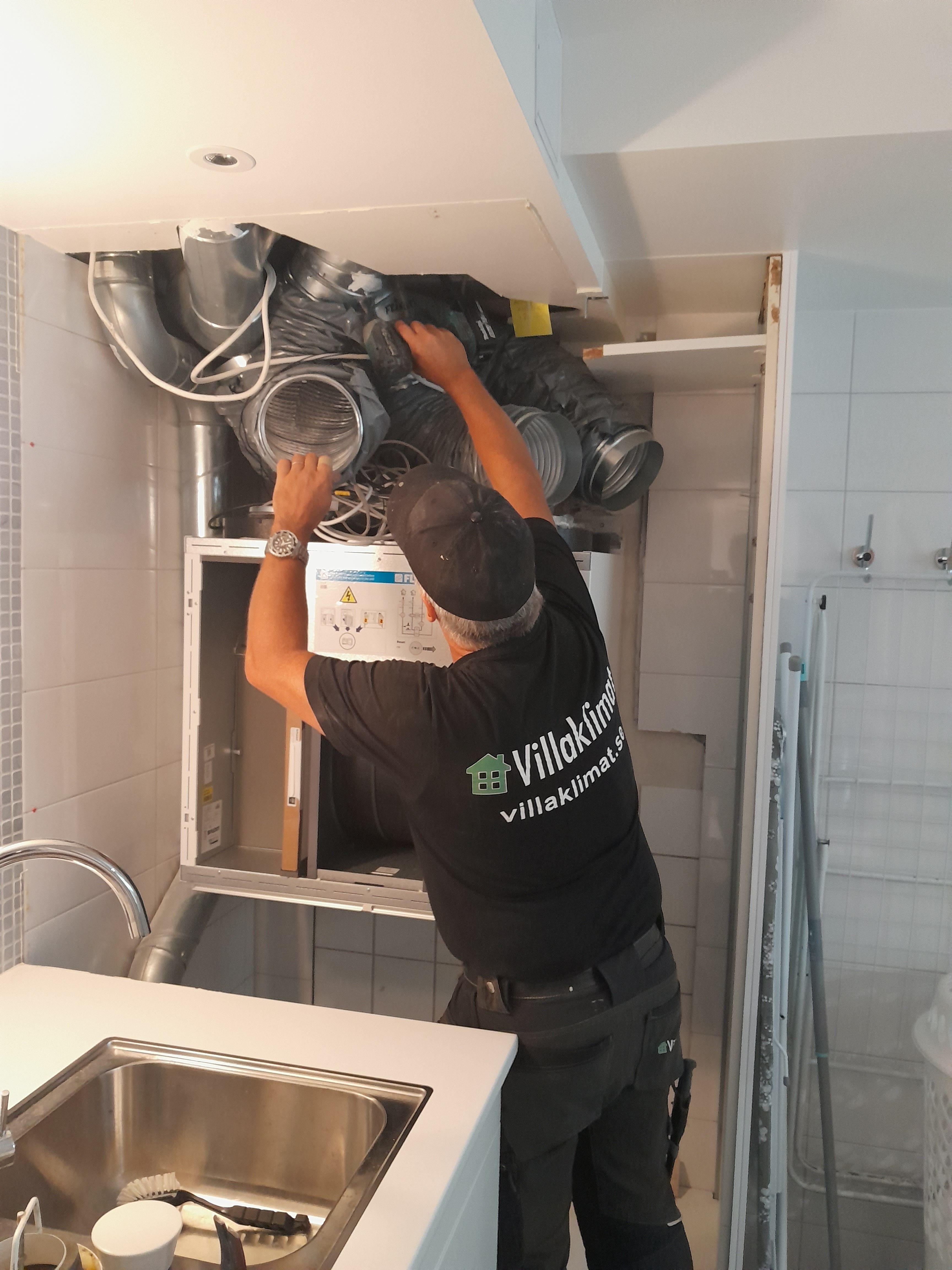 Tekniker som utför service på FTX-system
