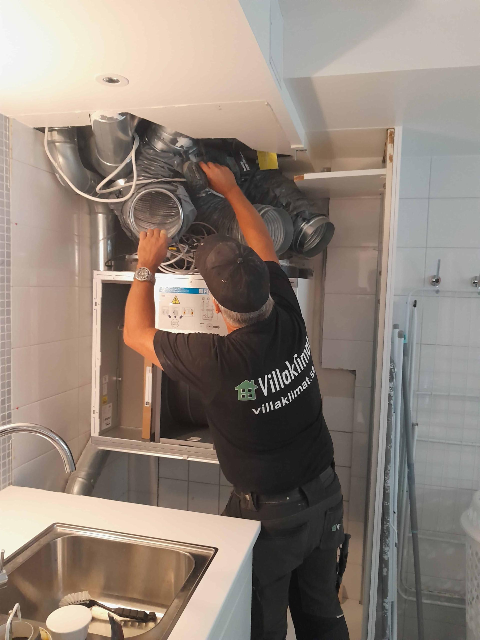 Vår personal installerar ventilation i en villa – ett bevis på vårt hantverk