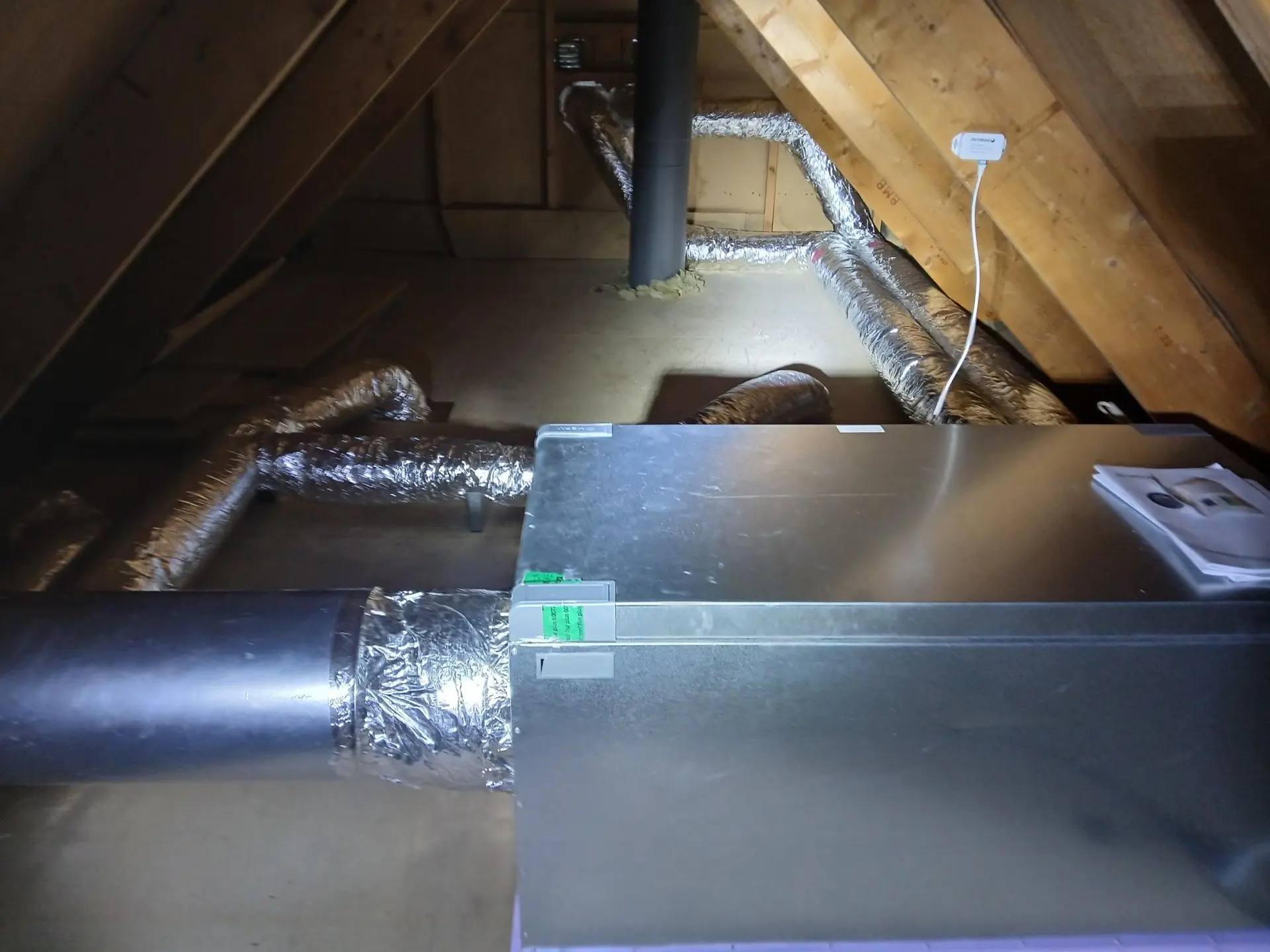 Professionell installation av FTX-aggregat i en modern villa